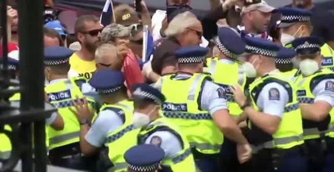 Protesta de antivacunas a las puertas del Parlamento de Nueva Zelanda por segundo día