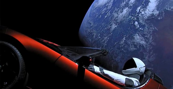 Cuatro años después, ¿qué queda del Tesla Roadster de Elon Musk que todavía viaja por el espacio?