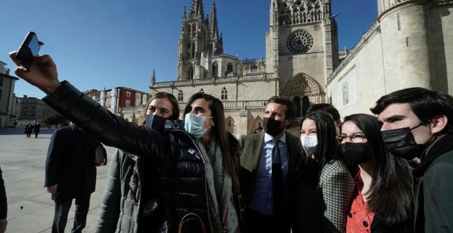 Casado se oculta de las preguntas de los periodistas en la campaña de Castilla y León, donde se juega su liderazgo