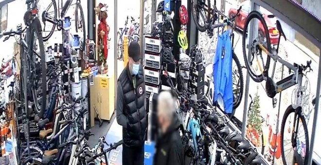 Roba una bicicleta eléctrica de 6.000 euros aprovechando que se la dejan para probarla