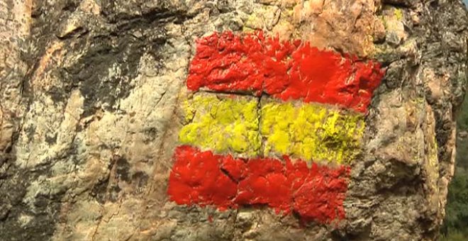 La pintada de una bandera destroza arte rupestre en Ciudad Real