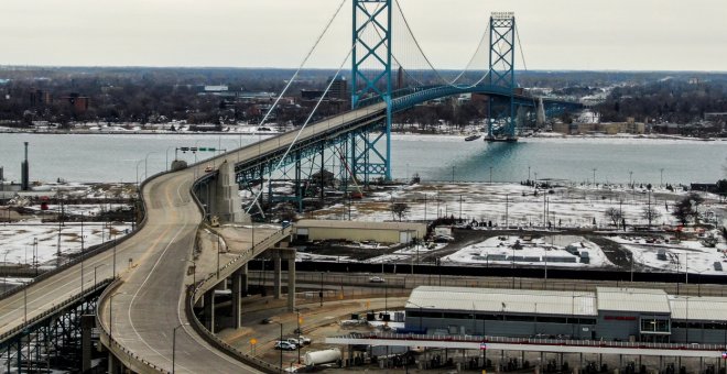 La Policía canadiense despeja el puente entre EEUU y Canadá bloqueado por grupos antivacunas