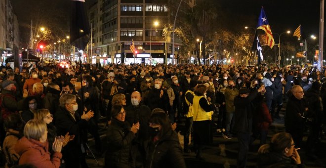 Centenars de persones tallen l'avinguda Meridiana de Barcelona en el primer dia de la desautorització d'Interior