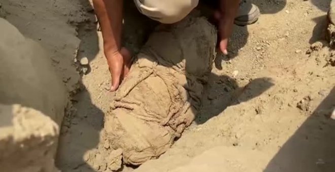 Arqueólogos peruanos descubren 14 momias preincas que se cree que tienen entre 800 y 1000 años al este de Lima