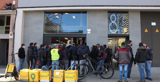 Mig centenar de riders denuncien "l'asfíxia" que pateixen en una concentració a la seu de Glovo a Barcelona
