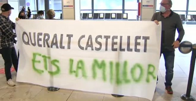 Caluroso recibimiento a Queralt Castellet en Barajas por parte de su familia