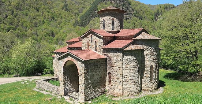 El hombre que lleva 24 años viviendo solo en una iglesia del Cáucaso