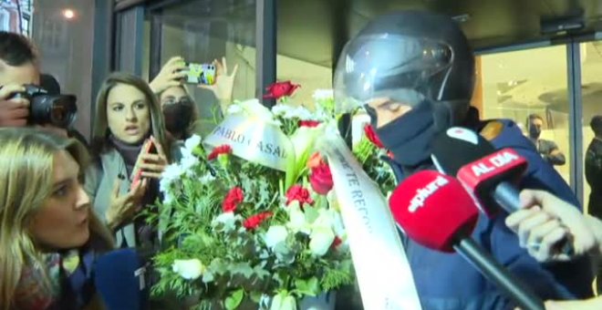 Mandan una corona de flores a Génova con el nombre de Pablo Casado