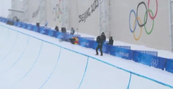 Un esquiador choca contra un reportero en una prueba olímpica