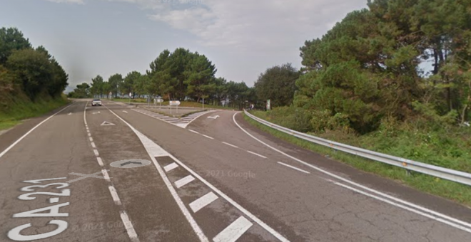 Muere un motorista tras chocar con un coche en el cruce de acceso a la playa de Valdearenas