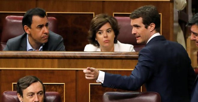 Soraya Sáenz de Santamaría y Fátima Báñez rechazan tomar partido en la guerra del PP