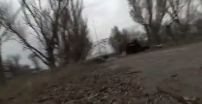 Soldados y periodistas ucranianos huyen de supuestos bombardeos en Donetsk