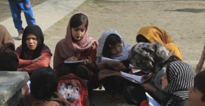 Sin poder estudiar por el veto talibán, una afgana imparte clase en un parque