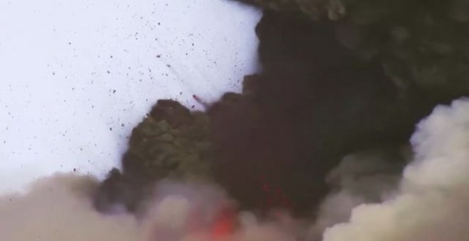 El Etna arroja columnas de humo de hasta 10 kilómetros de altura en el cielo de Sicilia