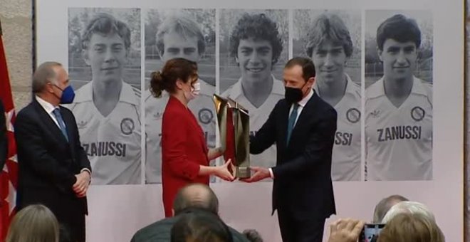 Díaz Ayuso entrega un premio a la Quinta del Buitre en plena crisis interna del PP