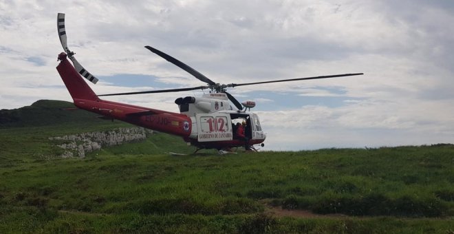 El helicóptero traslada a un vecino de Puentenansa por un accidente con un hacha