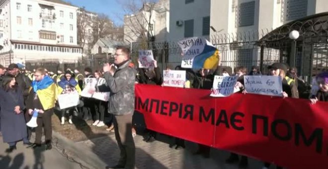 Protesta de ucranianos frente a la Embajada rusa en Kiev