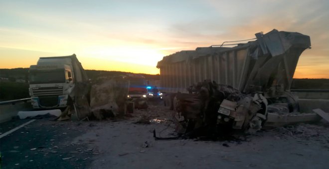 Una colisión entre un camión bañera y otro cargado de madera obliga a cortar el tráfico de la A-3 en Cuenca