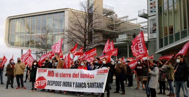 El comité de Indra en el 'bunker' del Santander pide reubicar a los despedidos