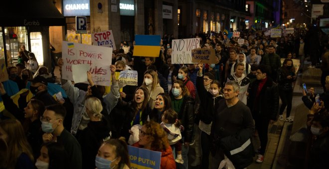 Centenars de persones es manifesten a Barcelona contra la guerra