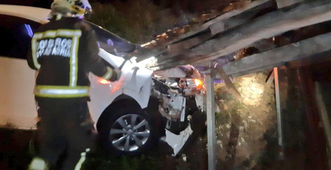 Un coche se sale de la carretera y choca contra una vivienda en Cabezón de la Sal