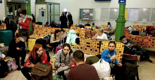 Una estación de tren polaca acoge a miles de refugiados que huyen de Ucrania