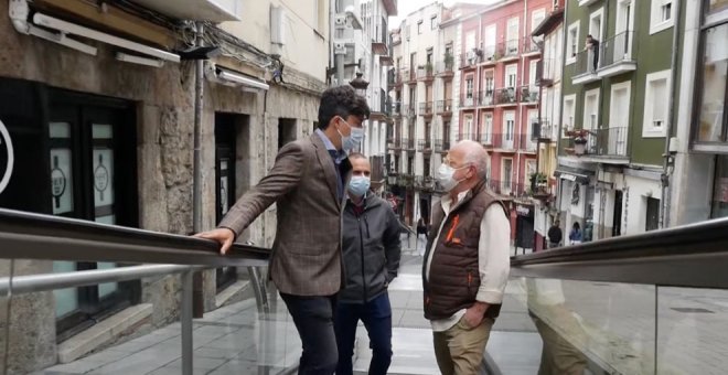 PSOE recoge quejas vecinales por "frecuentes averías" en escaleras y ascensores