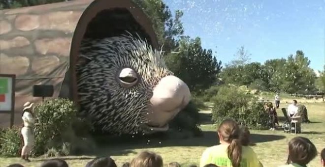 Un títere de puercoespín, catalogado como el más grande del mundo, es presentado en el zoo de San Diego