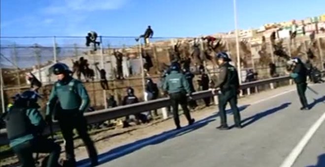 Alrededor de 2.500 subsaharianos intentan saltar la valla de Melilla