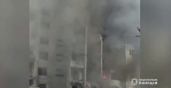 Un misil ruso destruye un edificio en Chernihiv
