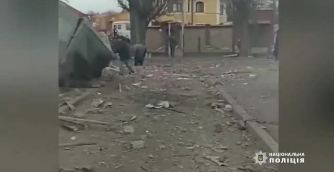 El Ejército ruso bombardea una zona residencial con una escuela en Chernígov