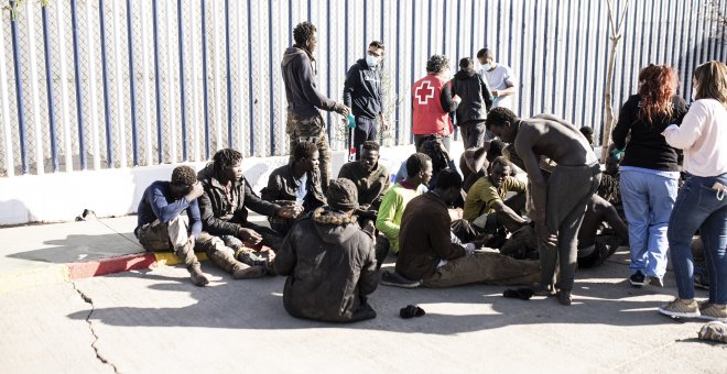 Alrededor de 350 migrantes cruzan la valla de Melilla un día después del salto más numeroso de los últimos años