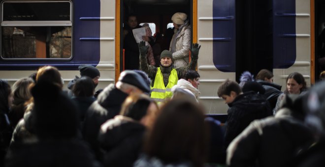 La UE excluye de la 'protección automática' a los desplazados no ucranianos que huyen de la invasión rusa