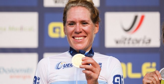 La campeona del mundo del ciclismo Ellen van Dijk recibe un vibrador como regalo tras una victoria y las redes alucinan