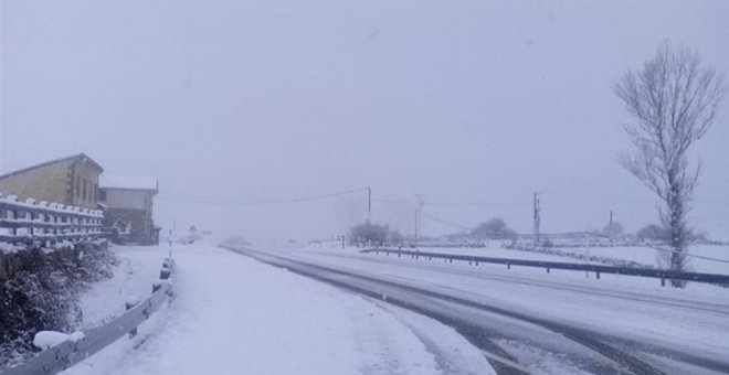 La nieve obliga a utilizar cadenas para circular por el Puerto de Lunada