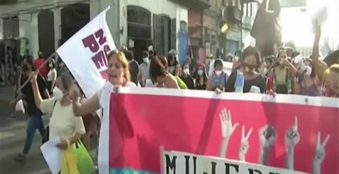 Miles de mujeres dicen "¡basta ya!" a la violencia machista en Perú