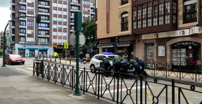 Un vehículo de la Guardia Civil atropella a un repartidor en Torrelavega