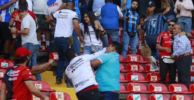La Fiscalía mexicana estudia delitos de "homicidio en grado de tentativa" tras una pelea multitudinaria en un estadio de fútbol