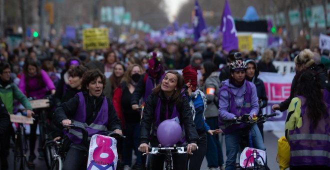 Multitudinari clam contra el patriarcat en la primera manifestació postCovid del 8-M