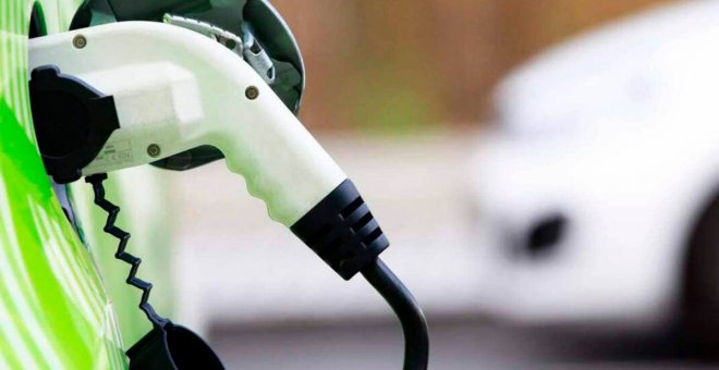 En febrero, los coches eléctricos e híbridos enchufables duplican sus ventas respecto a 2021