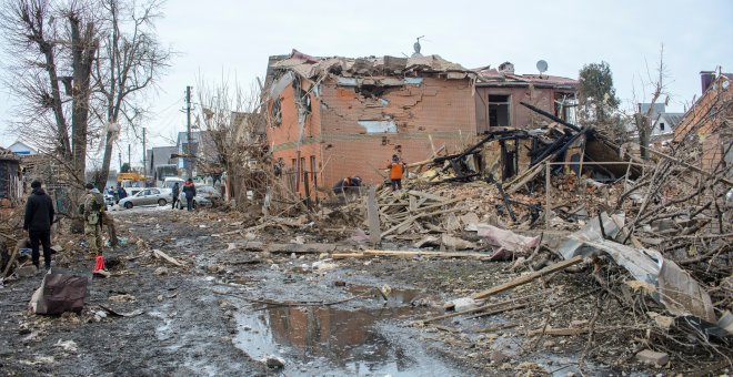 Las evacuaciones y la presión a Putin marcan las imágenes del día 14 de guerra