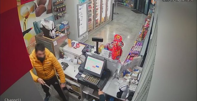 A punta de cuchillo y en menos de un minuto: un ladrón atraca una gasolinera de Tomelloso