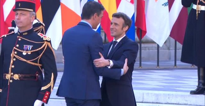 Efusivo recibimiento de Macron a Sánchez a su llegada a la cumbre de jefes de Gobierno de la UE