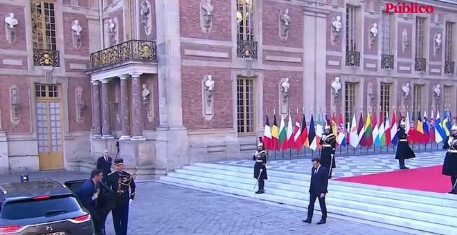 VÍDEO | El saludo entre Pedro Sánchez y Macron, que ha desatado cachondeo en Twitter