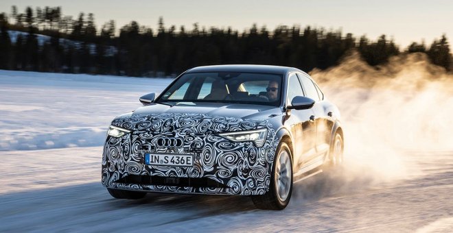 El renovado Audi e-tron Sportback eléctrico se divierte sobre la pista de hielo de Suecia