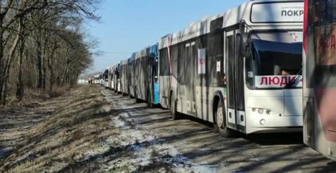 Una caravana con ayuda humanitaria trata de llegar a la ciudad ucraniana de Mariupol