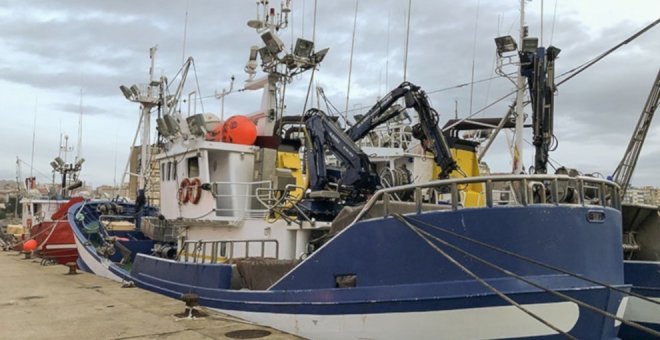 El precio del combustible lleva a los pescadores de cerco cántabros a no salir a faenar este lunes