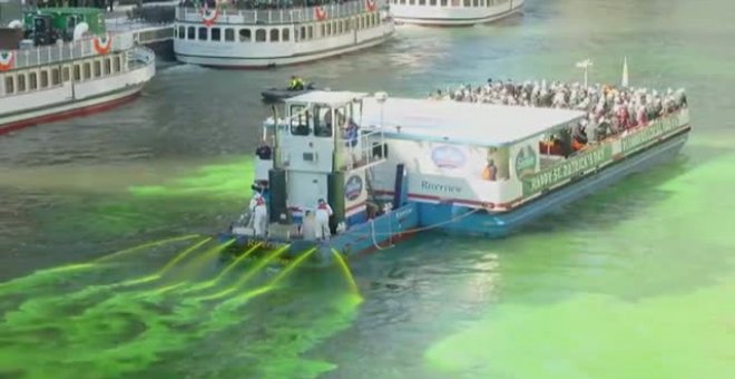 La ciudad de Chicago tiñe de verde el río para celebrar San Patricio