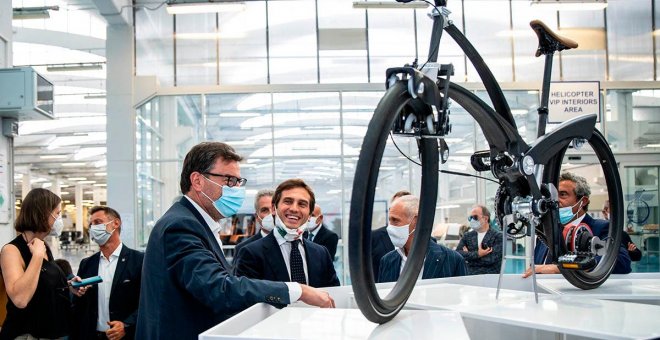 Sadler es la bicicleta eléctrica plegable más compacta del mundo gracias a sus ruedas sin radios