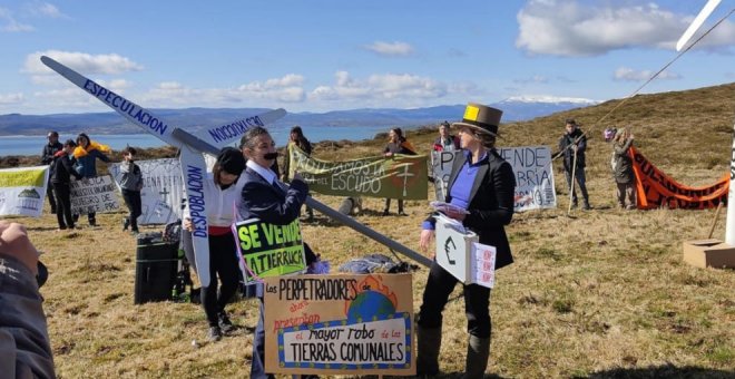 300 personas protestan contra el parque eólico del Escudo y "derriban" los futuros molinos